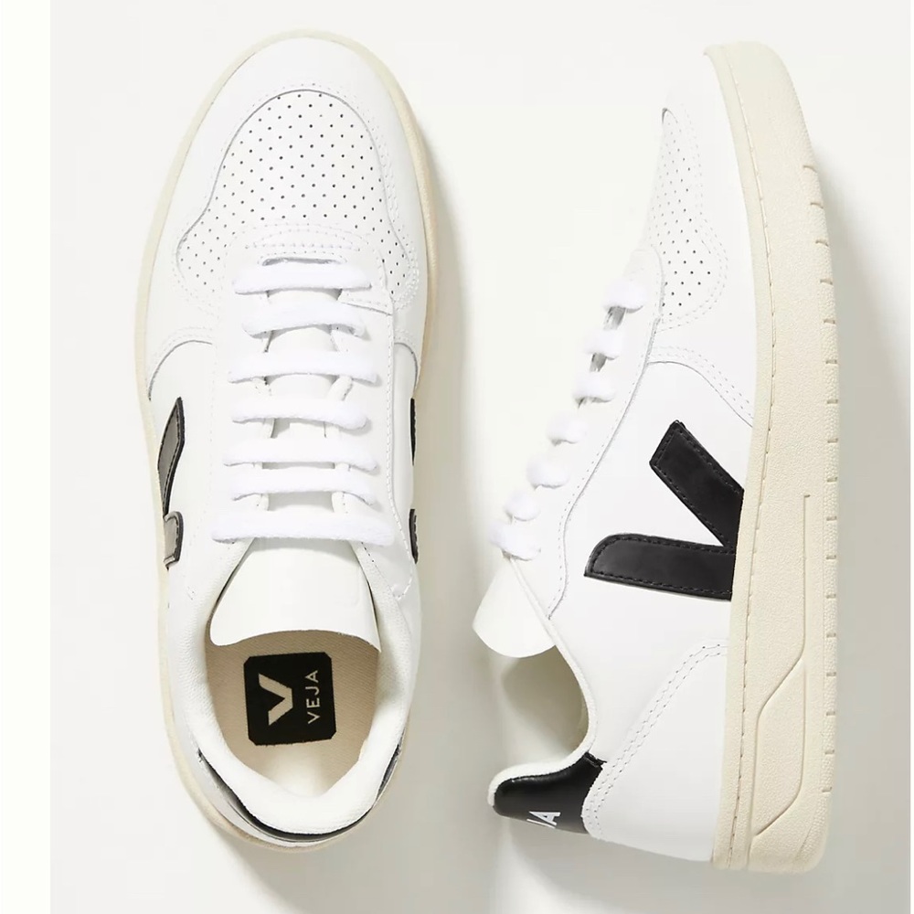 Veja V-10 black and white sneakers sz 7